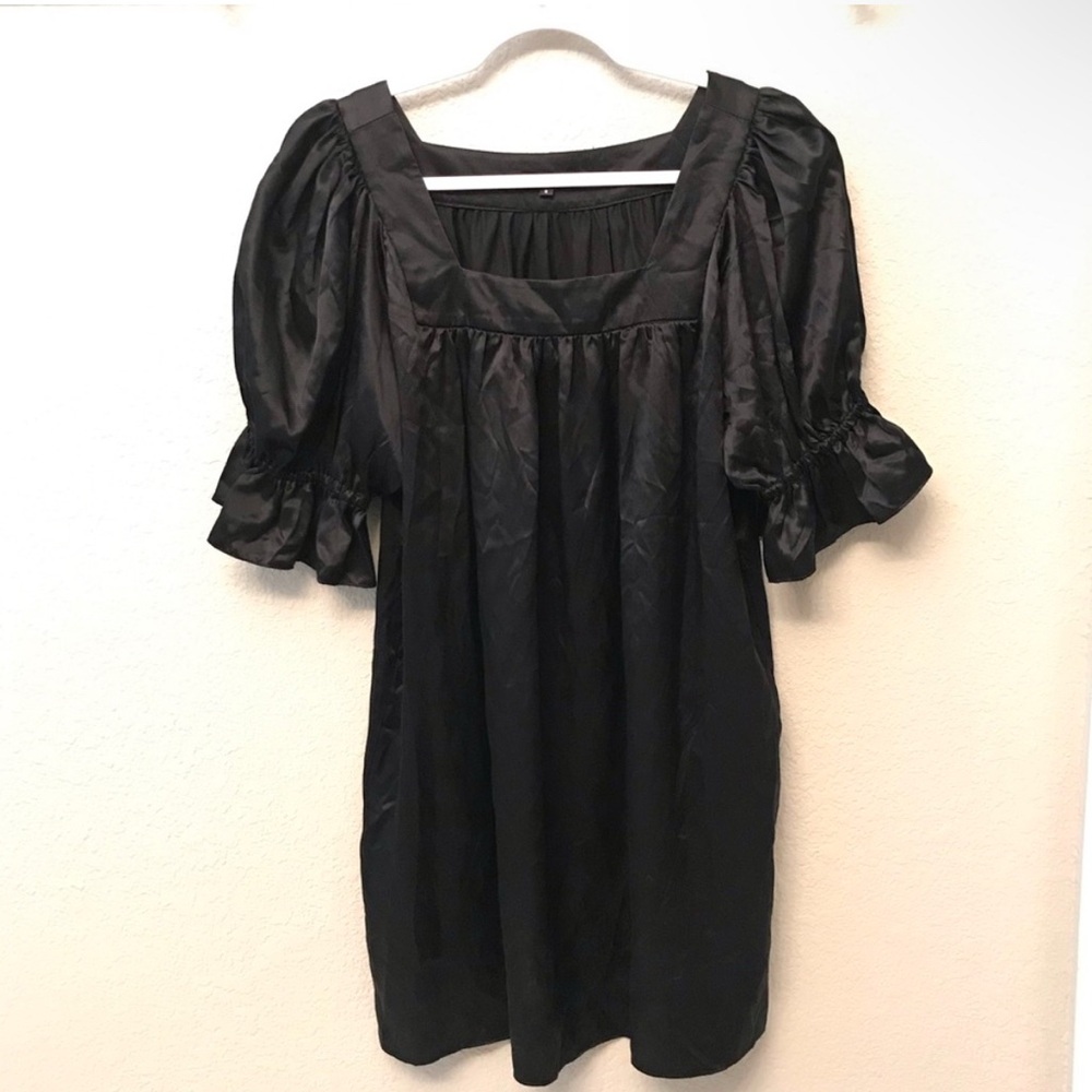 🖤 BETSEY JOHNSON 🖤 Chic Black Silk Puff-Sleeve Dress